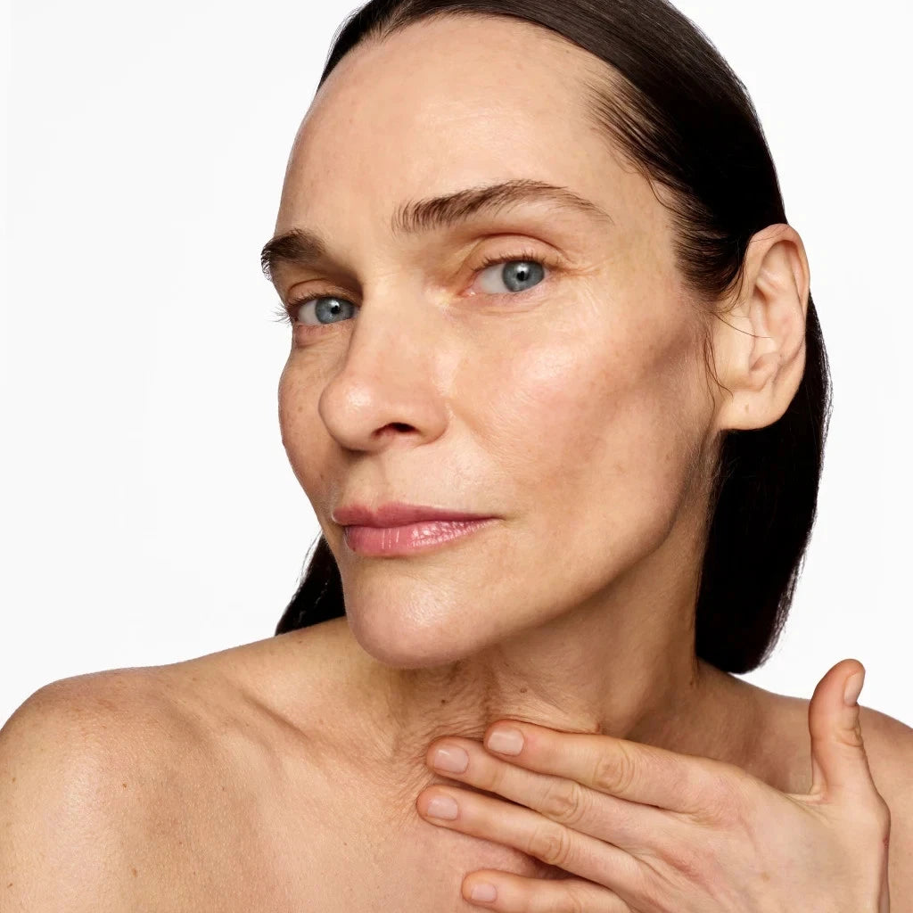 Beauty Pie Über Youth Neck & Chest Super Lift Serum-Spray in 95ml bottle, skincare product for lifting and firming skin.